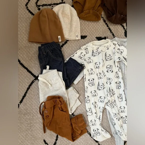 ♥️ Lot of Neutral 6-9 Month Clothes